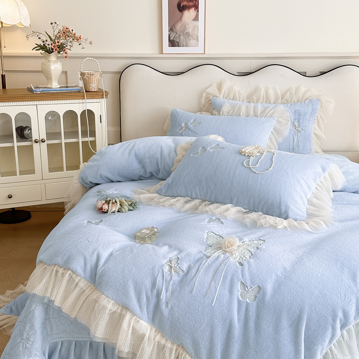 91家纺网 家纺一手货源 找家纺 金绣美居 2025新款加厚兔毛绒+牛奶绒韩版床盖款绣花手工花保暖四件套-蝴蝶飞飞 淡天蓝