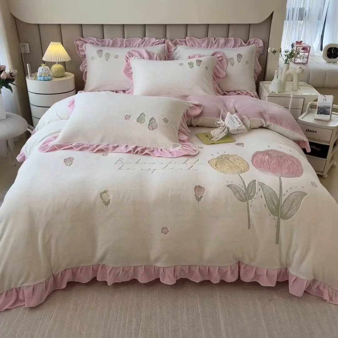 91家纺网 家纺一手货源 找家纺 曲之慕 2025新款韩版牛奶绒花朵贴布绣四件套 郁金香-奶白粉