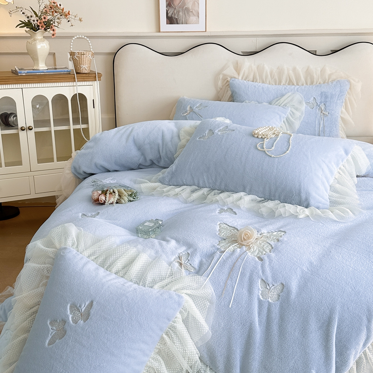 91家纺网 家纺一手货源 找家纺 金绣美居 2025新款加厚兔毛绒+牛奶绒韩版床盖款绣花手工花保暖四件套-蝴蝶飞飞 淡天蓝