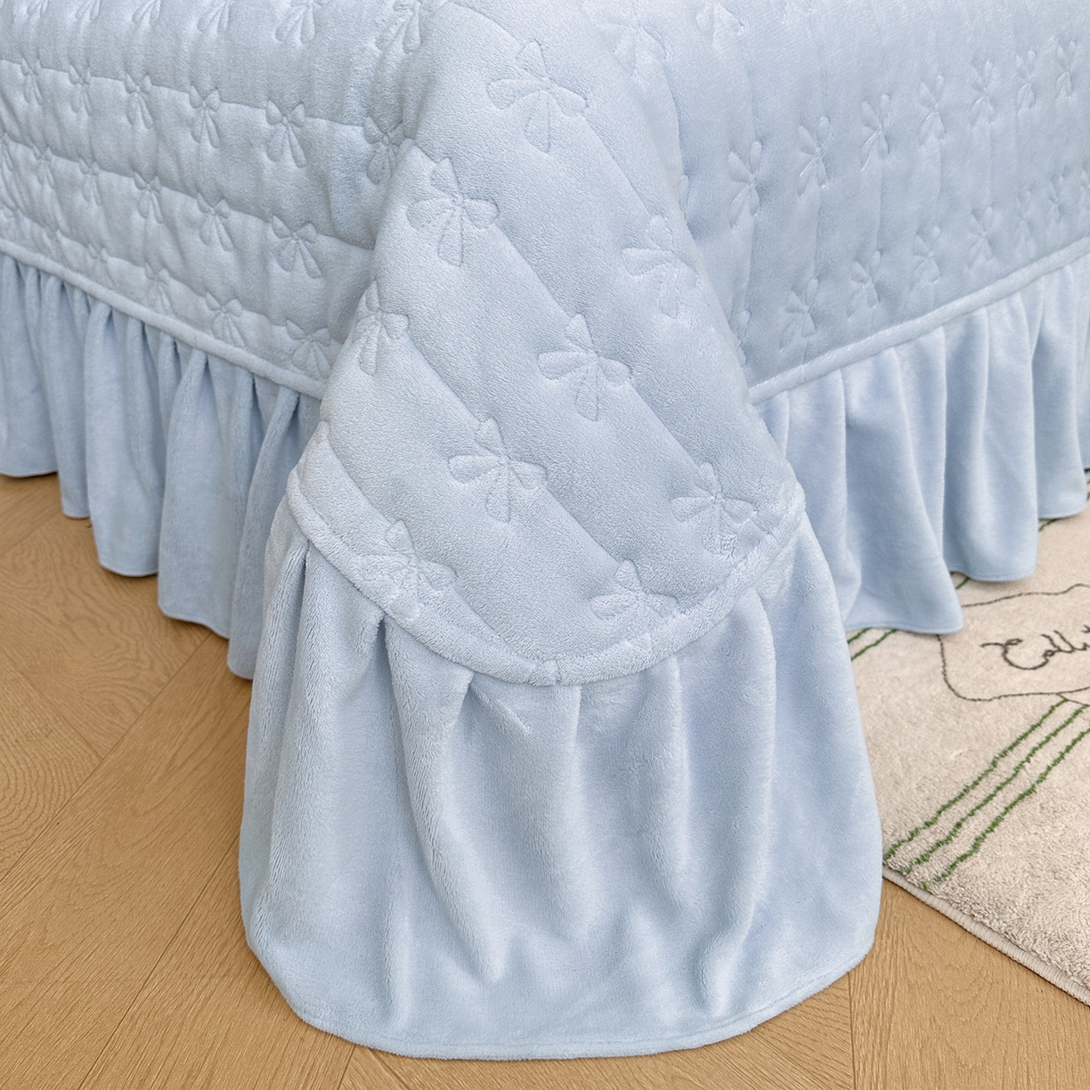 91家纺网 家纺一手货源 找家纺 金绣美居 2025新款加厚兔毛绒+牛奶绒韩版床盖款绣花手工花保暖四件套-蝴蝶飞飞 淡天蓝