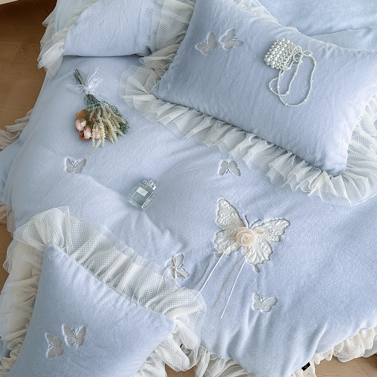 91家纺网 家纺一手货源 找家纺 金绣美居 2025新款加厚兔毛绒+牛奶绒韩版床盖款绣花手工花保暖四件套-蝴蝶飞飞 淡天蓝