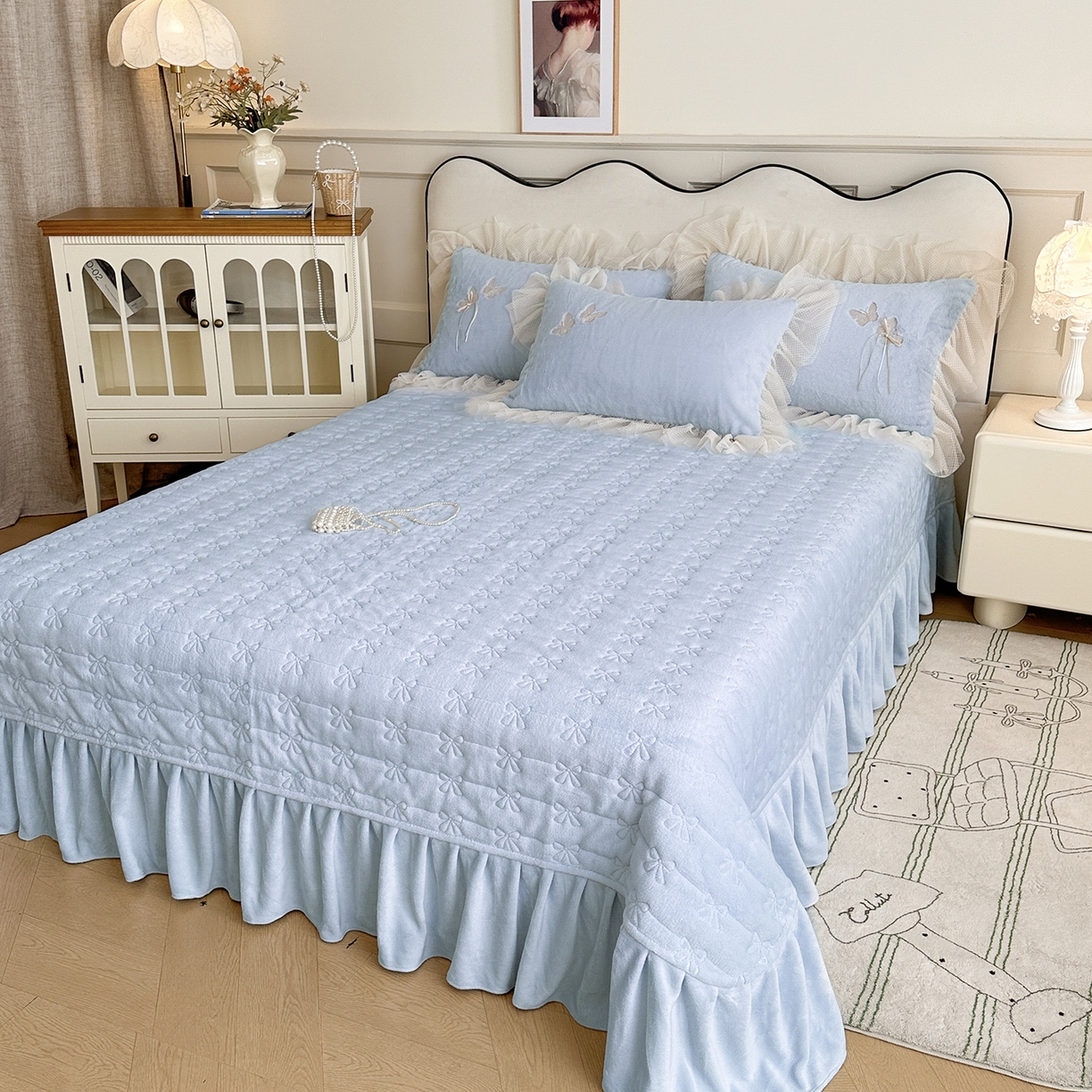 91家纺网 家纺一手货源 找家纺 金绣美居 2025新款加厚兔毛绒+牛奶绒韩版床盖款绣花手工花保暖四件套-蝴蝶飞飞 淡天蓝