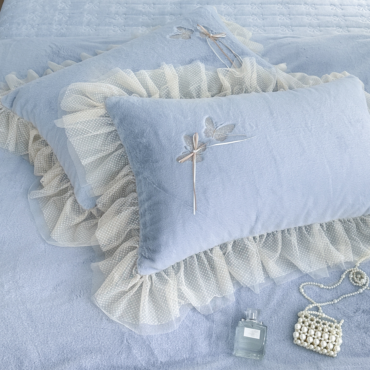 91家纺网 家纺一手货源 找家纺 金绣美居 2025新款加厚兔毛绒+牛奶绒韩版床盖款绣花手工花保暖四件套-蝴蝶飞飞 淡天蓝