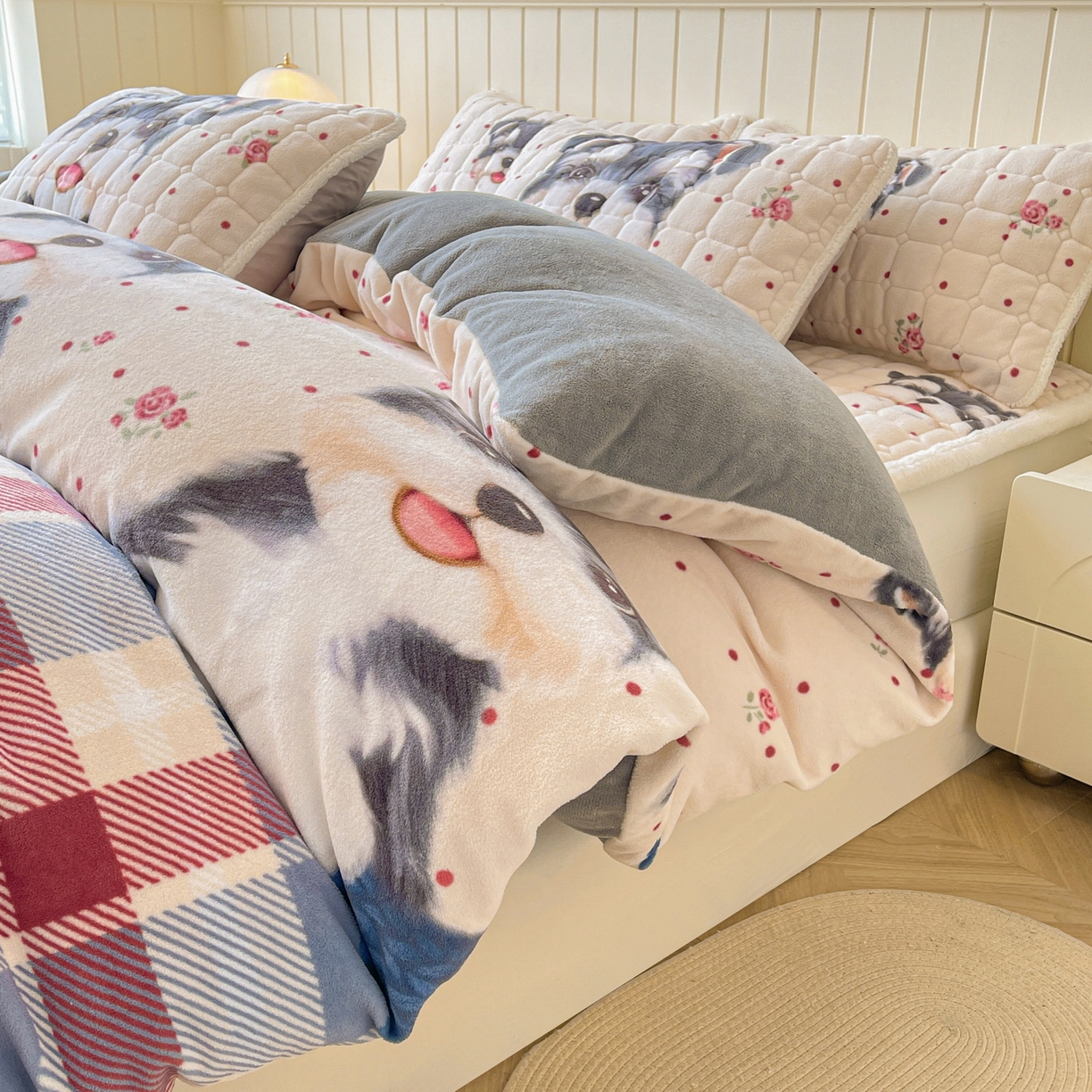 91家纺网 家纺一手货源 找家纺 LIFE.丽芙 2025秋冬新款A类牛奶绒加厚夹棉床褥垫+被套组合四件套 修狗