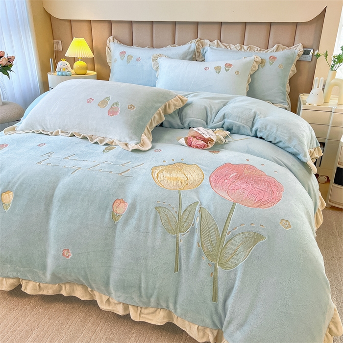 91家纺网 家纺一手货源 找家纺 曲之慕 2025新款韩版牛奶绒花朵贴布绣四件套 郁金香-天空蓝