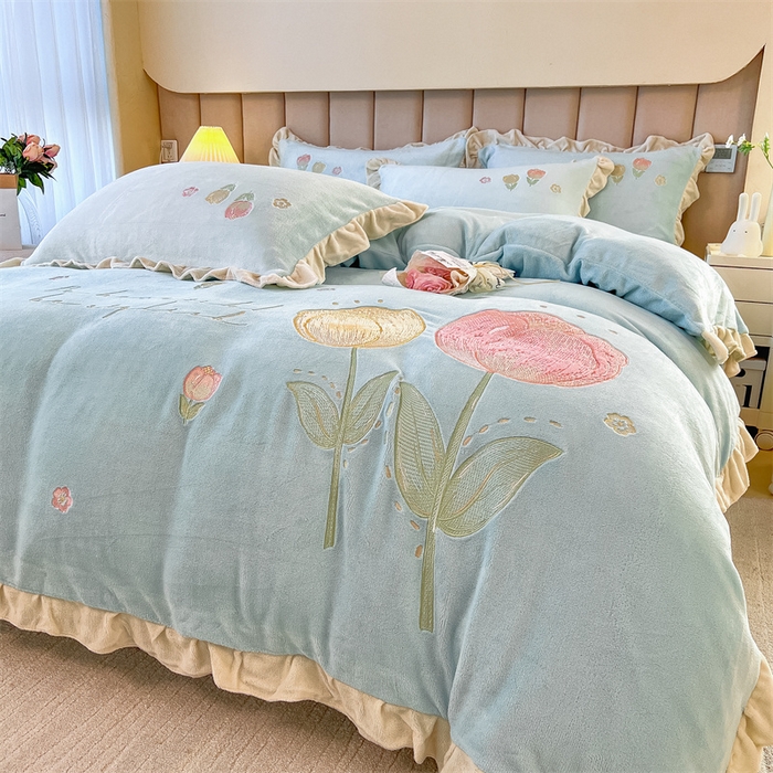 91家纺网 家纺一手货源 找家纺 曲之慕 2025新款韩版牛奶绒花朵贴布绣四件套 郁金香-天空蓝