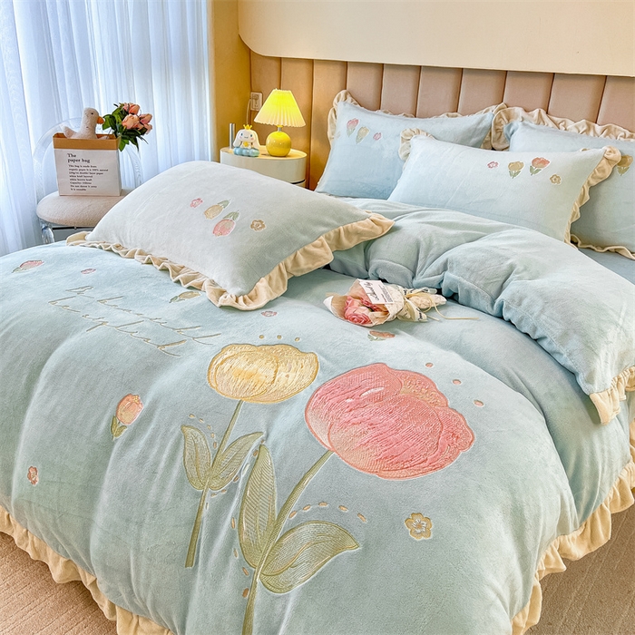 91家纺网 家纺一手货源 找家纺 曲之慕 2025新款韩版牛奶绒花朵贴布绣四件套 郁金香-天空蓝