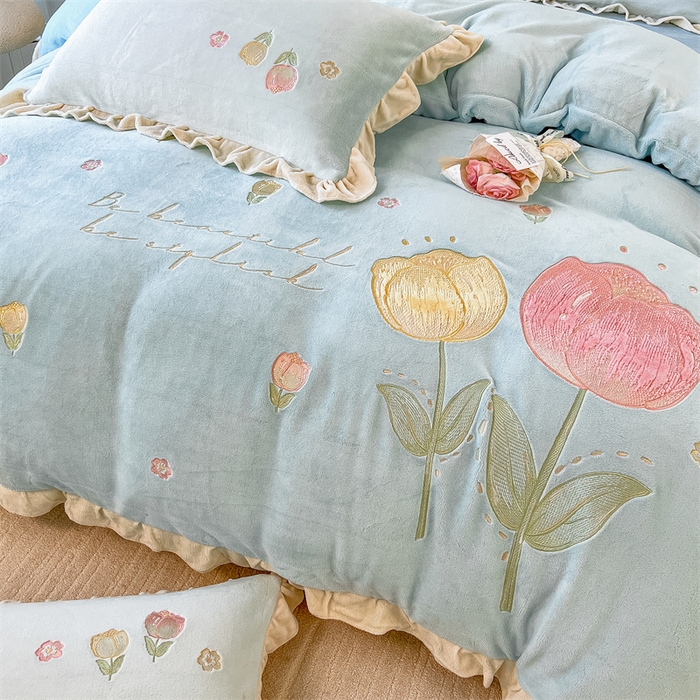 91家纺网 家纺一手货源 找家纺 曲之慕 2025新款韩版牛奶绒花朵贴布绣四件套 郁金香-天空蓝