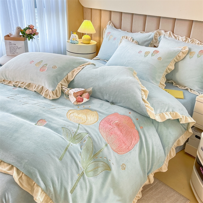 91家纺网 家纺一手货源 找家纺 曲之慕 2025新款韩版牛奶绒花朵贴布绣四件套 郁金香-天空蓝