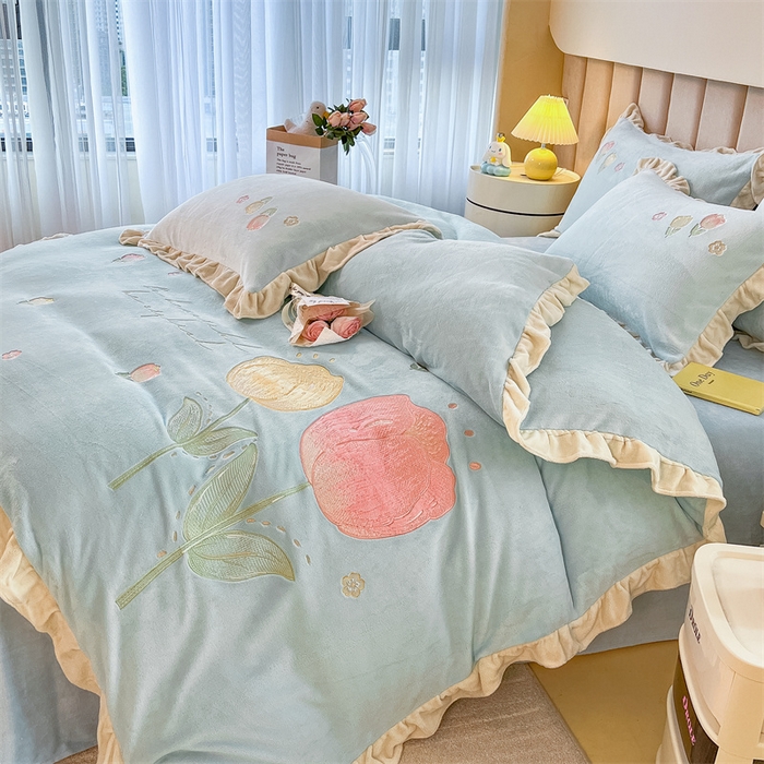 91家纺网 家纺一手货源 找家纺 曲之慕 2025新款韩版牛奶绒花朵贴布绣四件套 郁金香-天空蓝