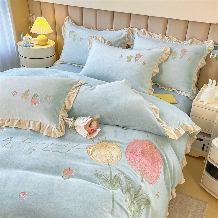 91家纺网 家纺一手货源 找家纺 曲之慕 2025新款韩版牛奶绒花朵贴布绣四件套 郁金香-天空蓝