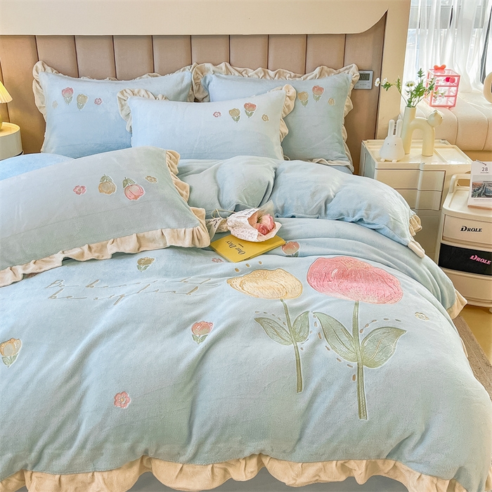 91家纺网 家纺一手货源 找家纺 曲之慕 2025新款韩版牛奶绒花朵贴布绣四件套 郁金香-天空蓝