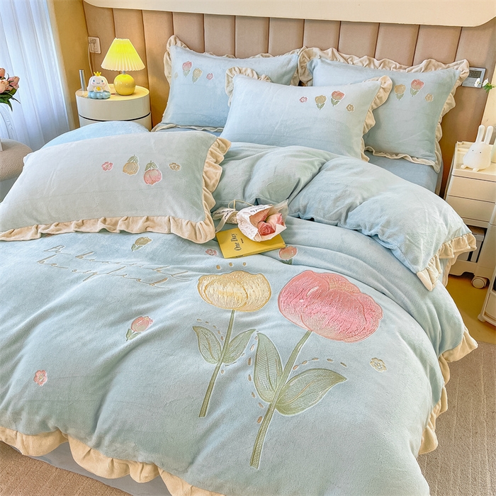 91家纺网 家纺一手货源 找家纺 曲之慕 2025新款韩版牛奶绒花朵贴布绣四件套 郁金香-天空蓝