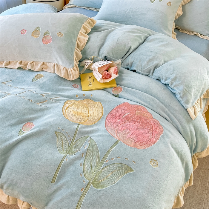 91家纺网 家纺一手货源 找家纺 曲之慕 2025新款韩版牛奶绒花朵贴布绣四件套 郁金香-天空蓝