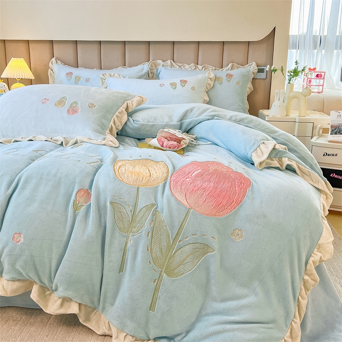 91家纺网 家纺一手货源 找家纺 曲之慕 2025新款韩版牛奶绒花朵贴布绣四件套 郁金香-天空蓝