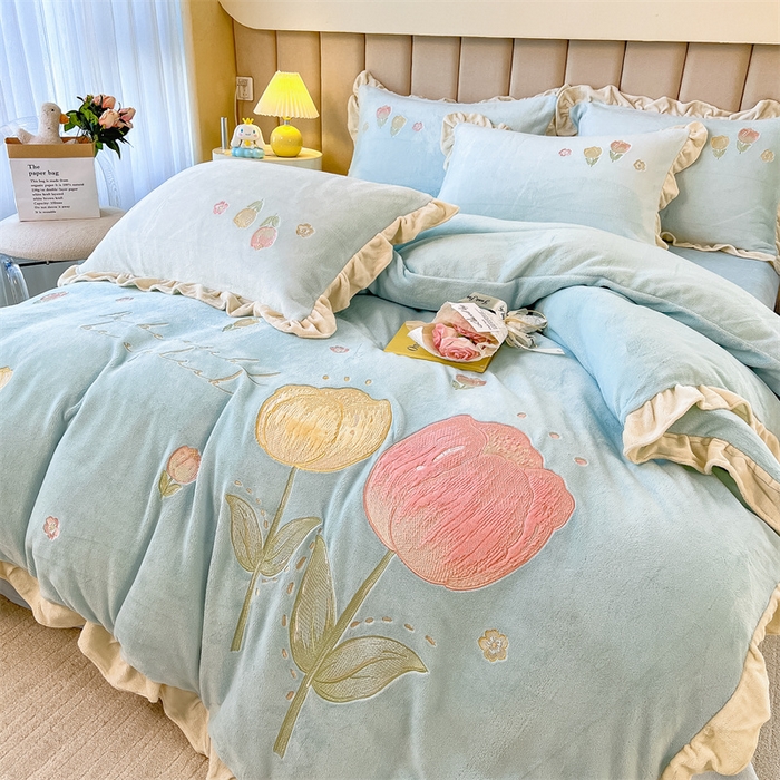 91家纺网 家纺一手货源 找家纺 曲之慕 2025新款韩版牛奶绒花朵贴布绣四件套 郁金香-天空蓝