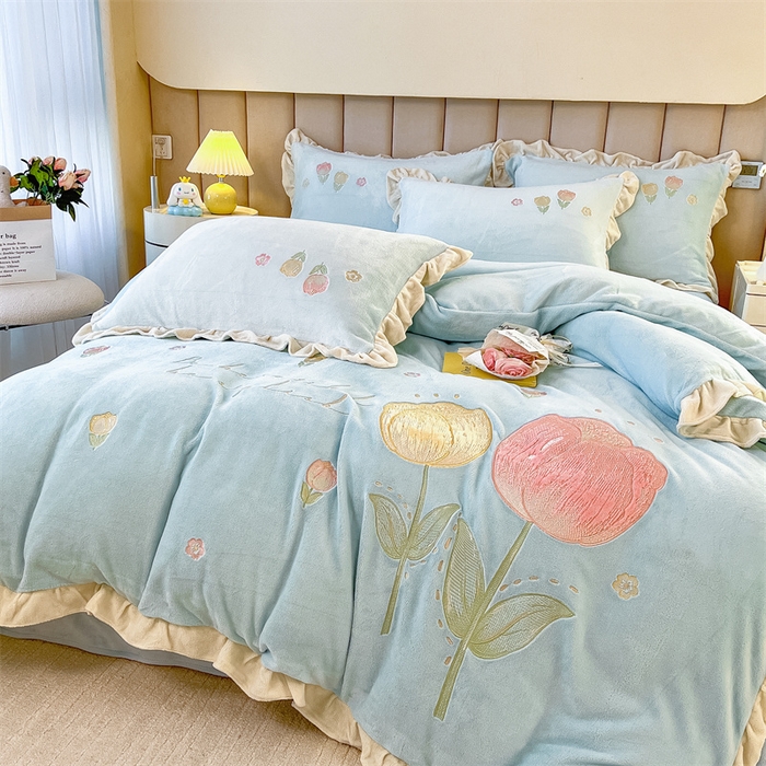 91家纺网 家纺一手货源 找家纺 曲之慕 2025新款韩版牛奶绒花朵贴布绣四件套 郁金香-天空蓝