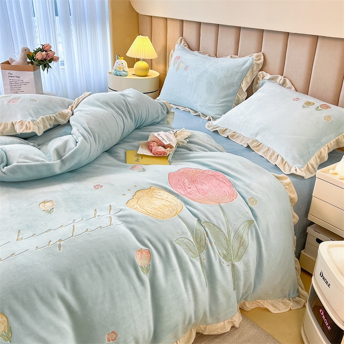 91家纺网 家纺一手货源 找家纺 曲之慕 2025新款韩版牛奶绒花朵贴布绣四件套 郁金香-天空蓝