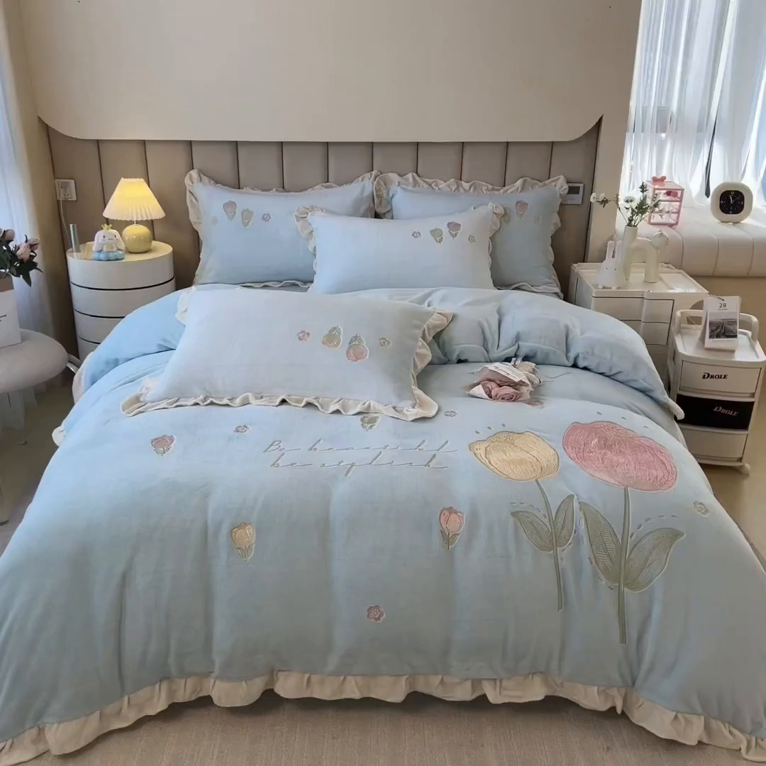 91家纺网 家纺一手货源 找家纺 曲之慕 2025新款韩版牛奶绒花朵贴布绣四件套 郁金香-天空蓝