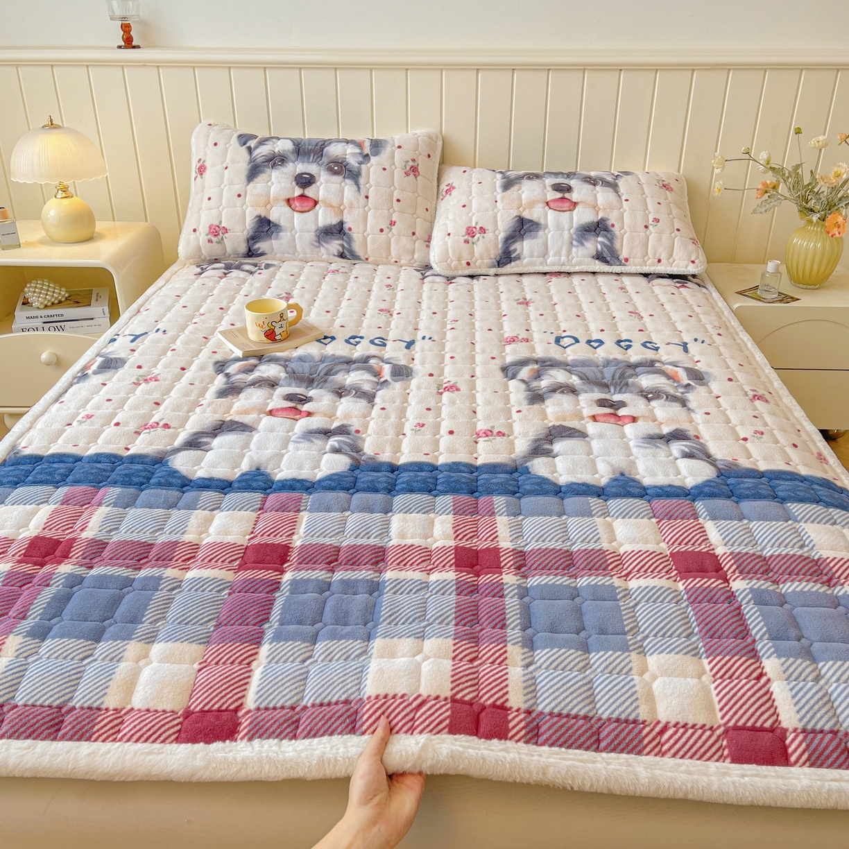 91家纺网 家纺一手货源 找家纺 LIFE.丽芙 2025秋冬新款A类牛奶绒加厚夹棉床褥垫+被套组合四件套 修狗