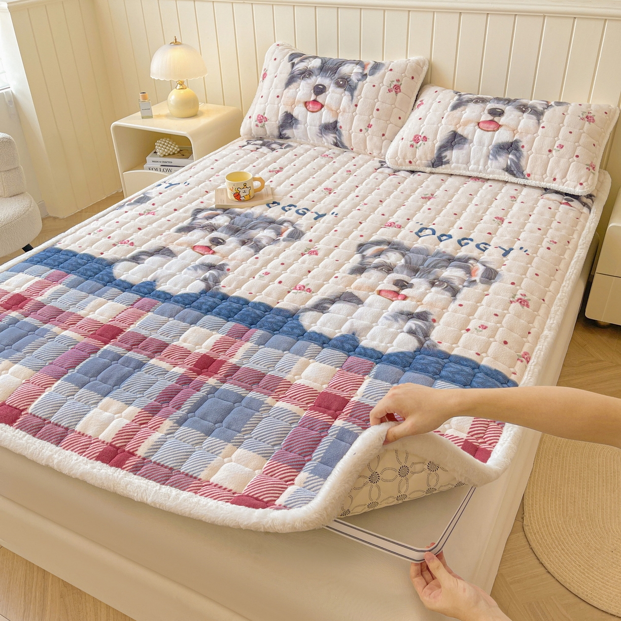 91家纺网 家纺一手货源 找家纺 LIFE.丽芙 2025秋冬新款A类牛奶绒加厚夹棉床褥垫+被套组合四件套 修狗