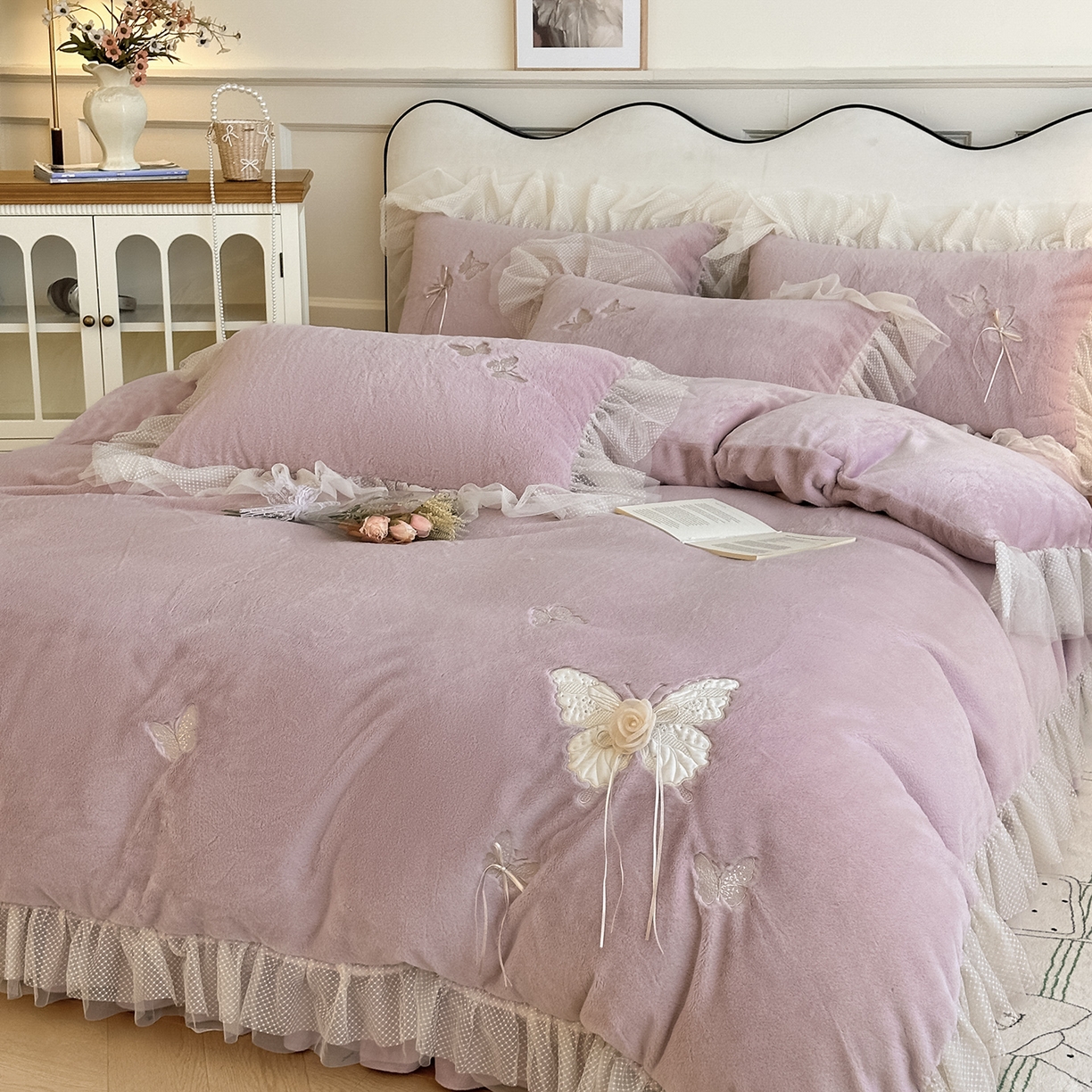 91家纺网 家纺一手货源 找家纺 金绣美居 2025新款加厚兔毛绒+牛奶绒韩版床盖款绣花手工花保暖四件套-蝴蝶飞飞 杏仁粉