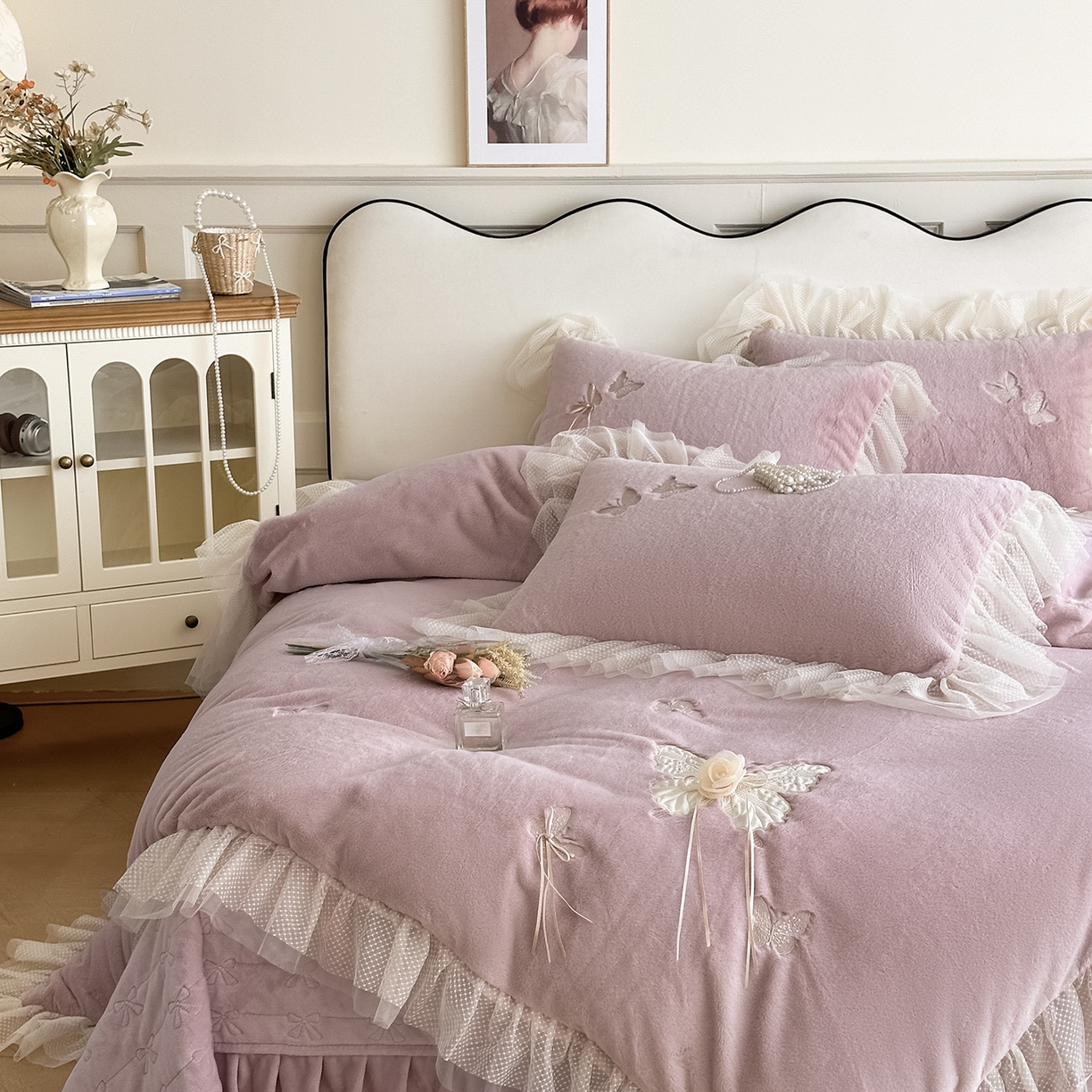 91家纺网 家纺一手货源 找家纺 金绣美居 2025新款加厚兔毛绒+牛奶绒韩版床盖款绣花手工花保暖四件套-蝴蝶飞飞 杏仁粉