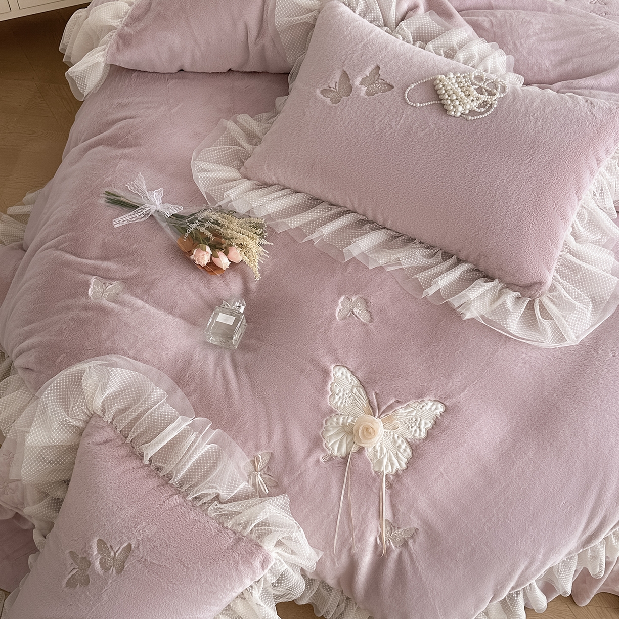 91家纺网 家纺一手货源 找家纺 金绣美居 2025新款加厚兔毛绒+牛奶绒韩版床盖款绣花手工花保暖四件套-蝴蝶飞飞 杏仁粉