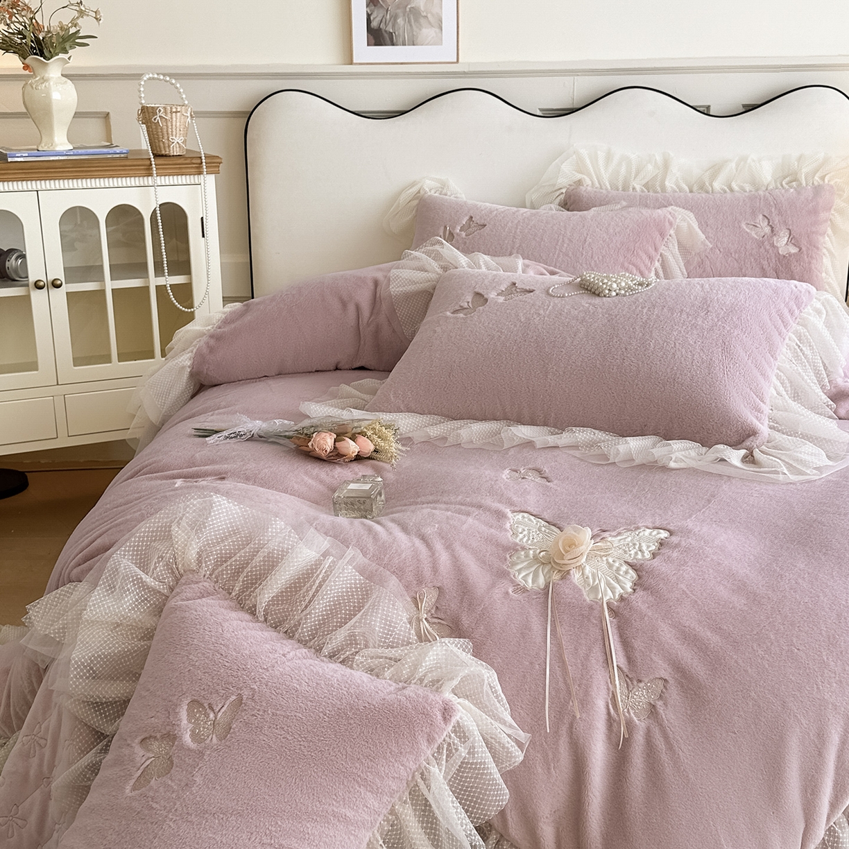 91家纺网 家纺一手货源 找家纺 金绣美居 2025新款加厚兔毛绒+牛奶绒韩版床盖款绣花手工花保暖四件套-蝴蝶飞飞 杏仁粉