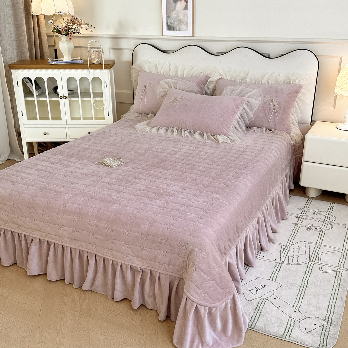 91家纺网 家纺一手货源 找家纺 金绣美居 2025新款加厚兔毛绒+牛奶绒韩版床盖款绣花手工花保暖四件套-蝴蝶飞飞 杏仁粉