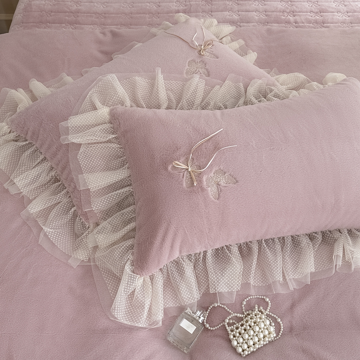 91家纺网 家纺一手货源 找家纺 金绣美居 2025新款加厚兔毛绒+牛奶绒韩版床盖款绣花手工花保暖四件套-蝴蝶飞飞 杏仁粉