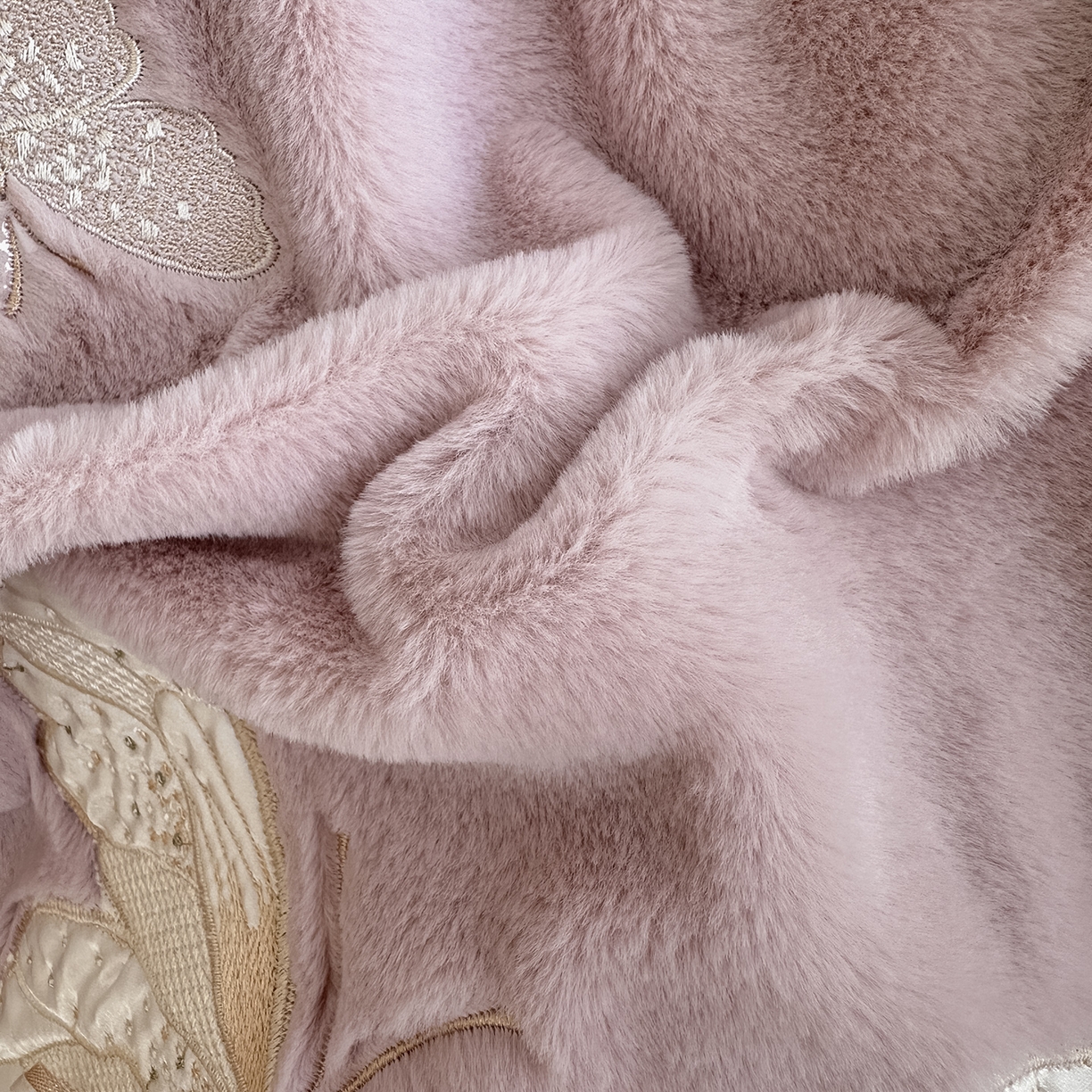 91家纺网 家纺一手货源 找家纺 金绣美居 2025新款加厚兔毛绒+牛奶绒韩版床盖款绣花手工花保暖四件套-蝴蝶飞飞 杏仁粉