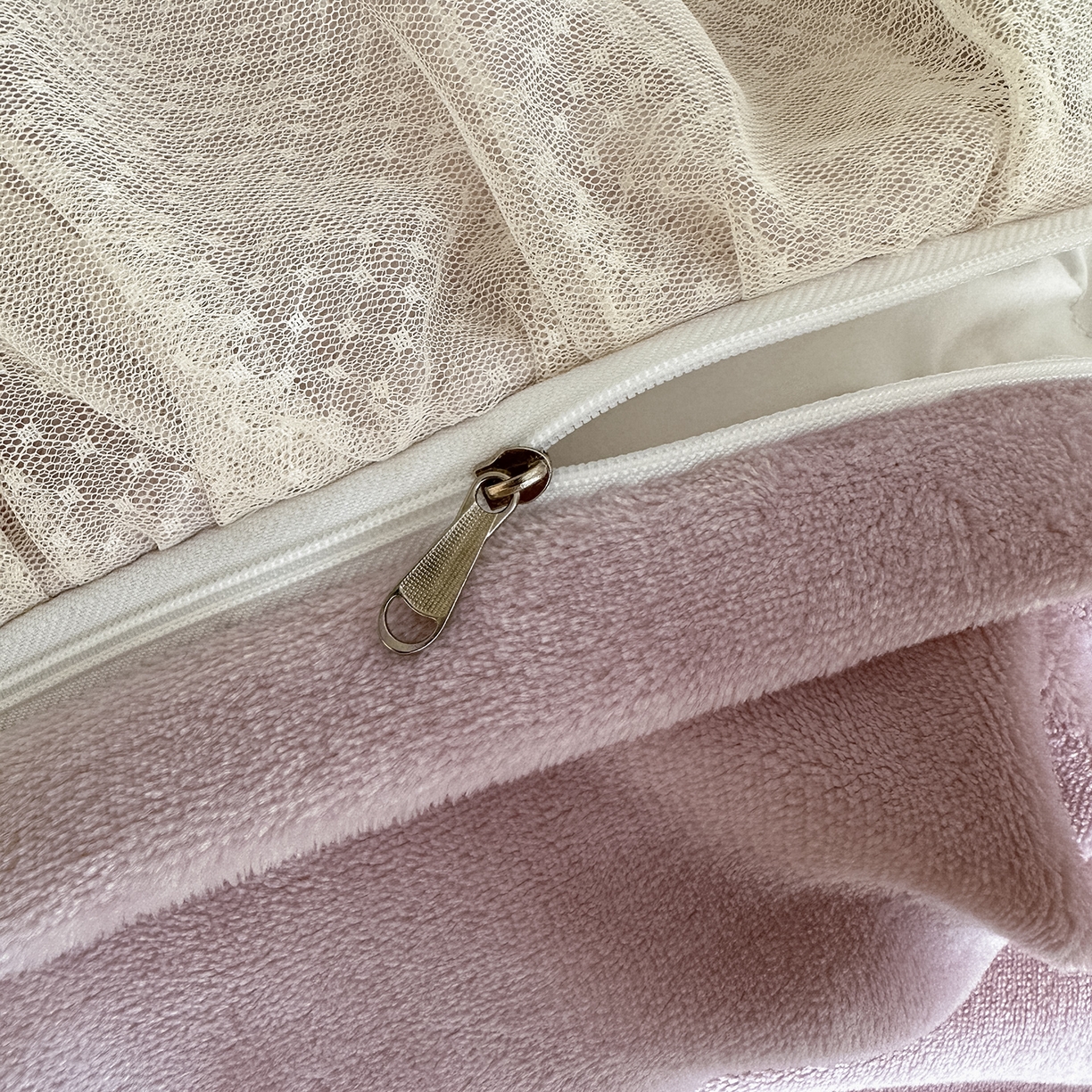 91家纺网 家纺一手货源 找家纺 金绣美居 2025新款加厚兔毛绒+牛奶绒韩版床盖款绣花手工花保暖四件套-蝴蝶飞飞 杏仁粉