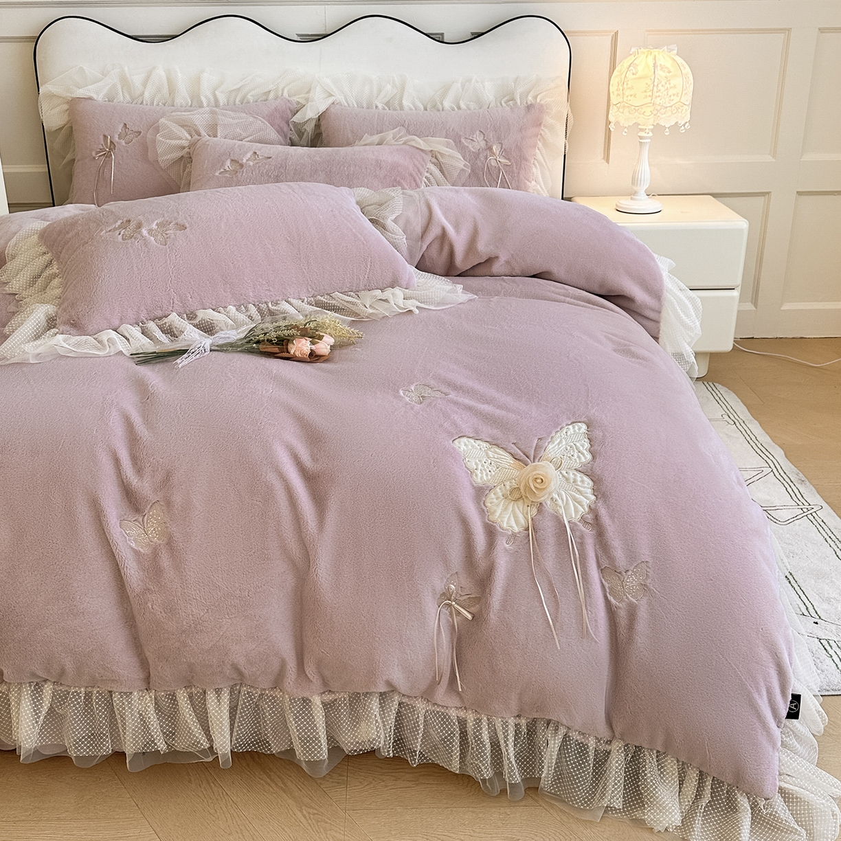 91家纺网 家纺一手货源 找家纺 金绣美居 2025新款加厚兔毛绒+牛奶绒韩版床盖款绣花手工花保暖四件套-蝴蝶飞飞 杏仁粉