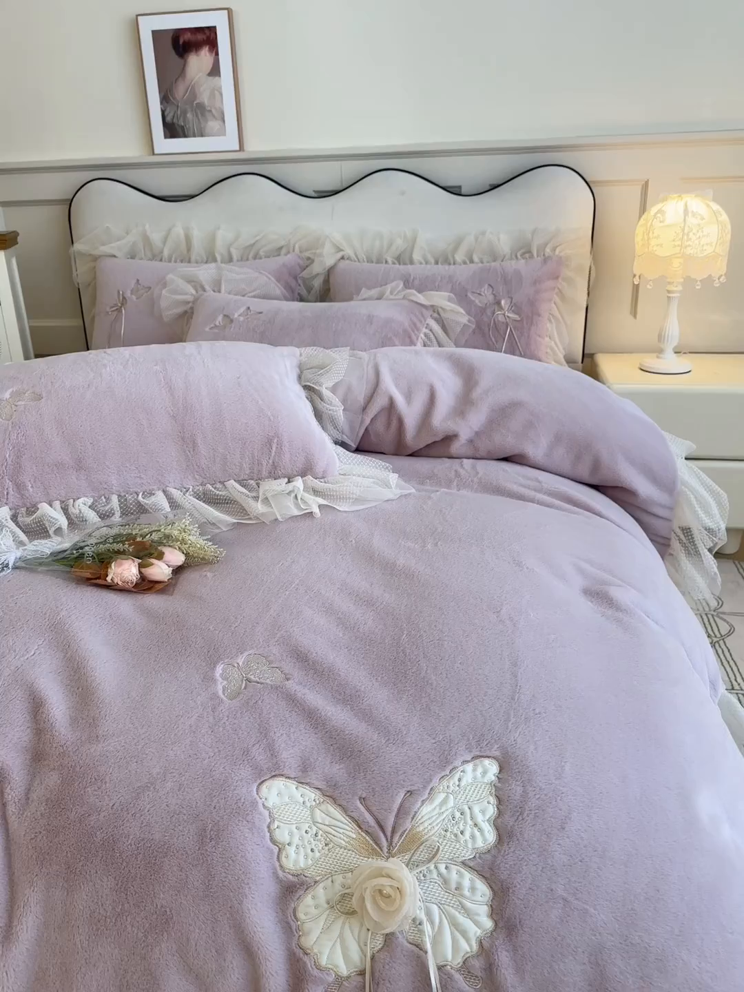 91家纺网 家纺一手货源 找家纺 金绣美居 2025新款加厚兔毛绒+牛奶绒韩版床盖款绣花手工花保暖四件套-蝴蝶飞飞 杏仁粉