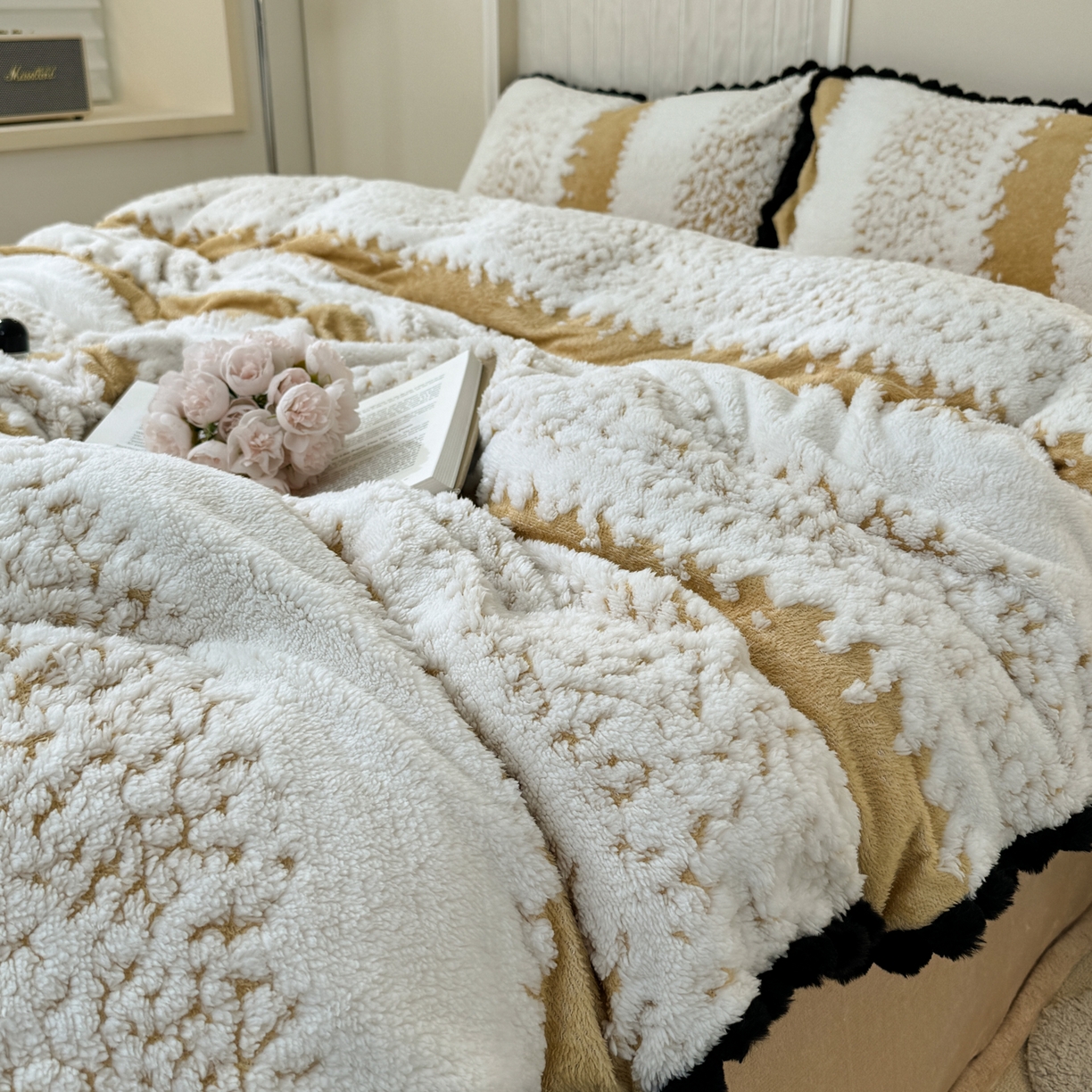 91家纺网 家纺一手货源 找家纺 潮邦创意家居 2025新款冬季阳离子提花云纹绒工艺四件套-绒眠小筑系列 绒眠小筑-浅驼