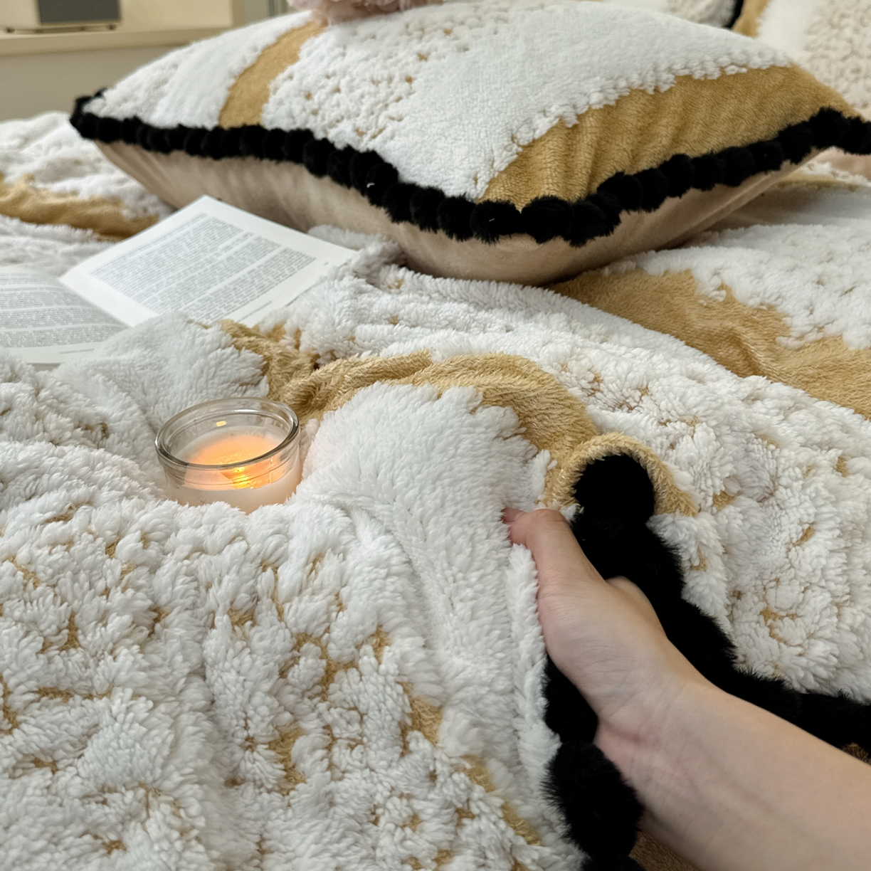 91家纺网 家纺一手货源 找家纺 潮邦创意家居 2025新款冬季阳离子提花云纹绒工艺四件套-绒眠小筑系列 绒眠小筑-浅驼