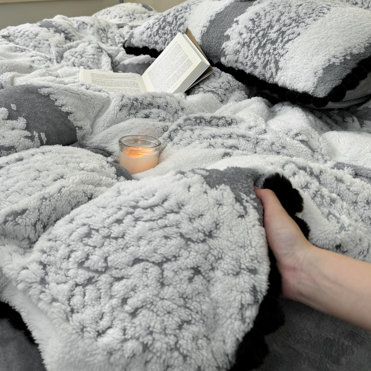 91家纺网 家纺一手货源 找家纺 潮邦创意家居 2025新款冬季阳离子提花云纹绒工艺四件套-绒眠小筑系列 绒眠小筑-星灰