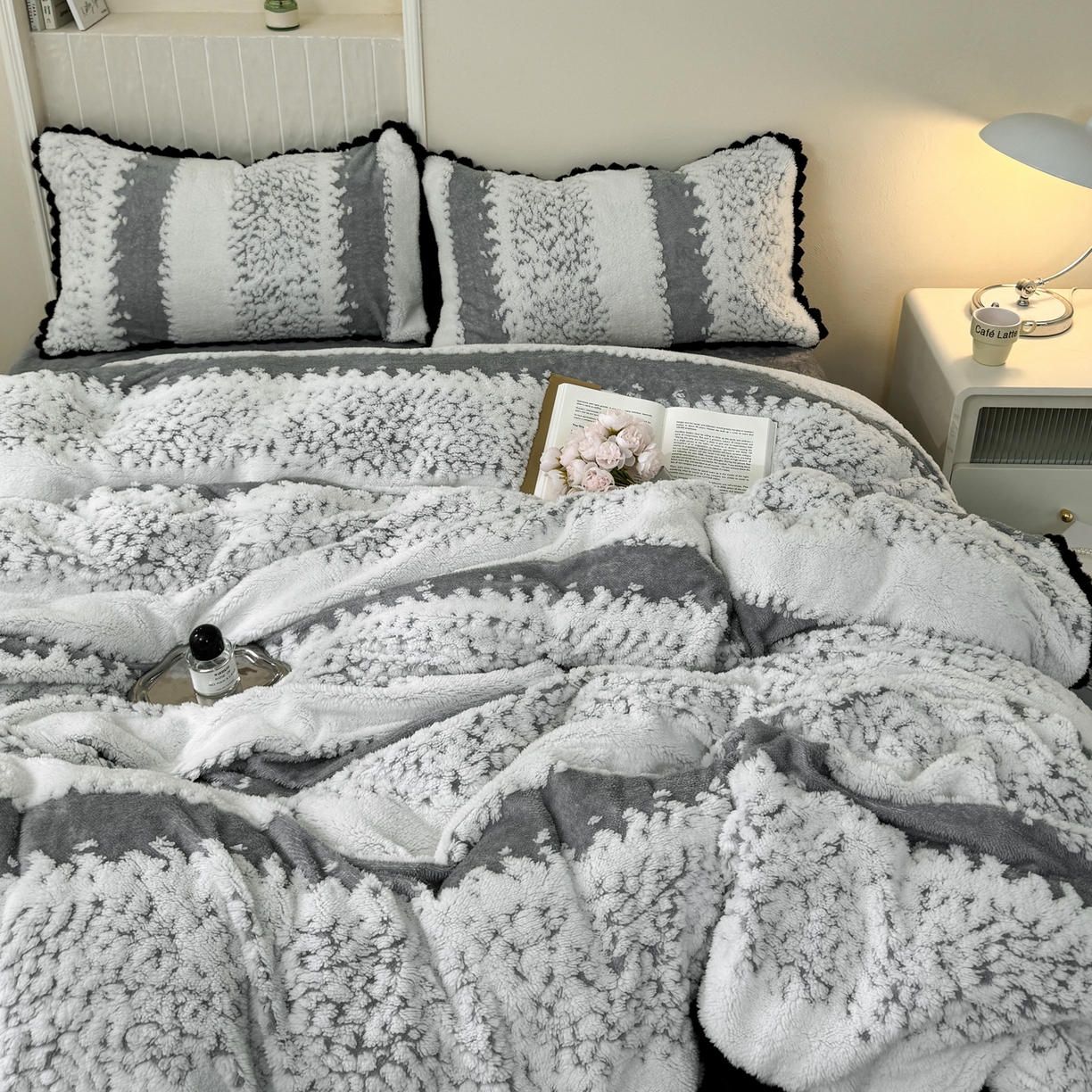 91家纺网 家纺一手货源 找家纺 潮邦创意家居 2025新款冬季阳离子提花云纹绒工艺四件套-绒眠小筑系列 绒眠小筑-星灰