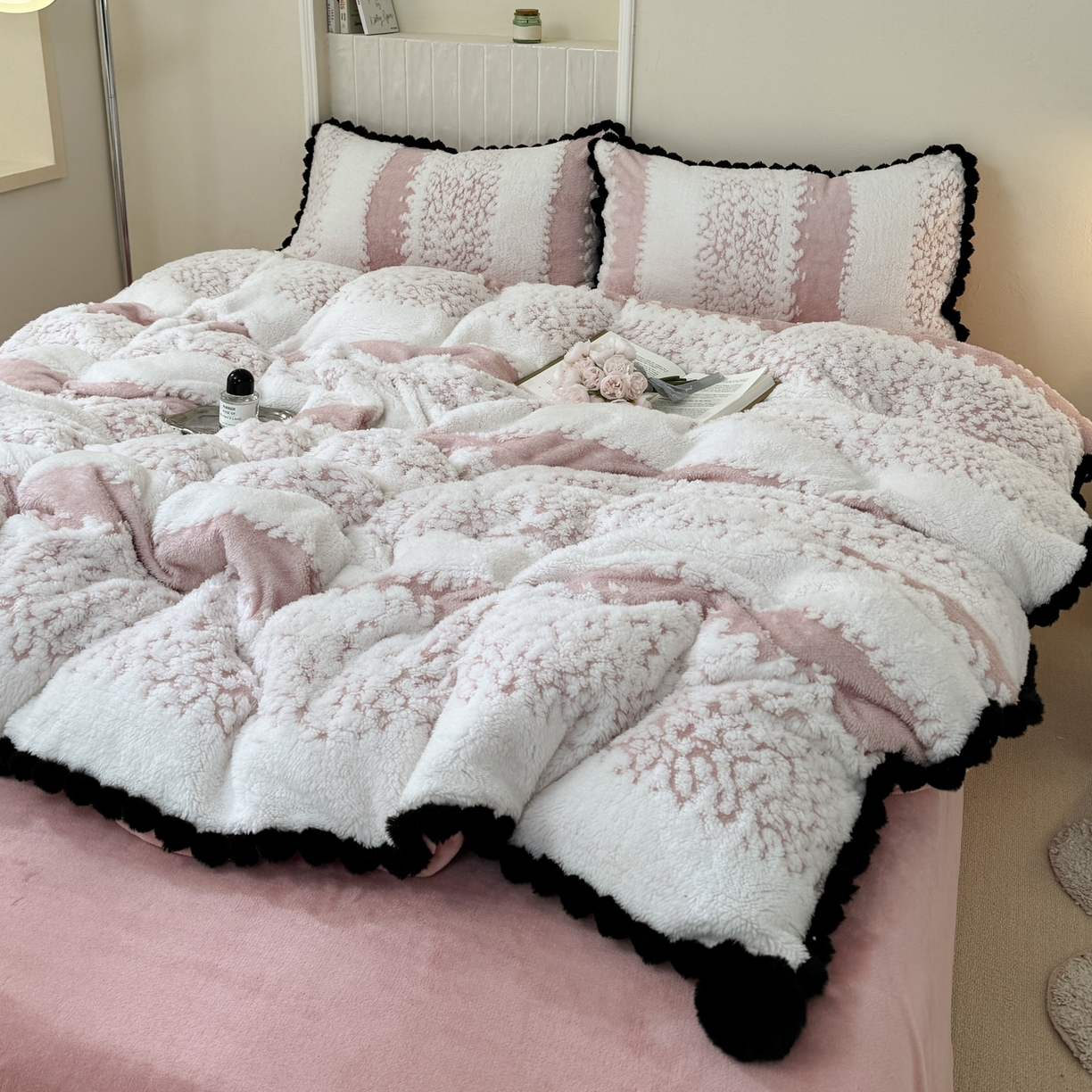 91家纺网 家纺一手货源 找家纺 潮邦创意家居 2025新款冬季阳离子提花云纹绒工艺四件套-绒眠小筑系列 绒眠小筑-清新粉