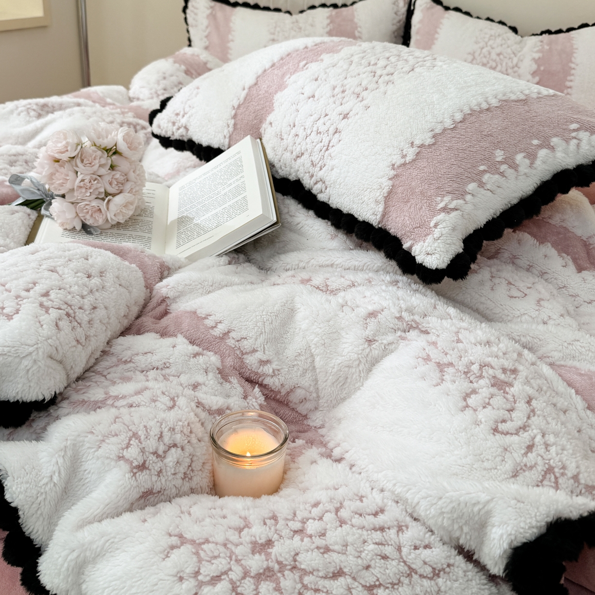 91家纺网 家纺一手货源 找家纺 潮邦创意家居 2025新款冬季阳离子提花云纹绒工艺四件套-绒眠小筑系列 绒眠小筑-清新粉