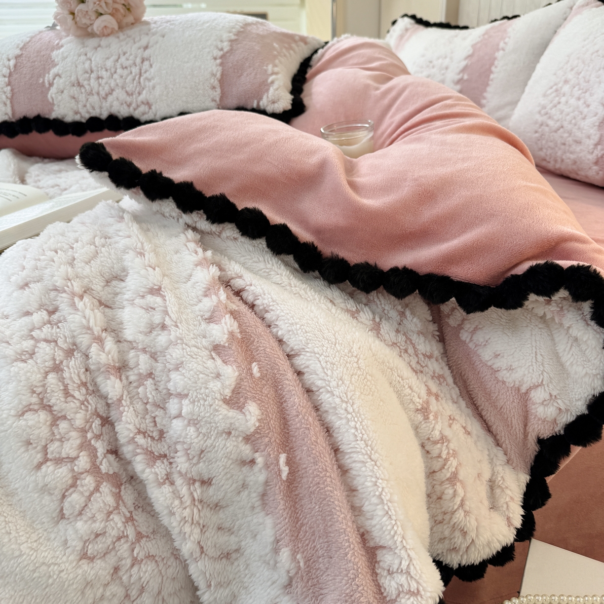 91家纺网 家纺一手货源 找家纺 潮邦创意家居 2025新款冬季阳离子提花云纹绒工艺四件套-绒眠小筑系列 绒眠小筑-清新粉