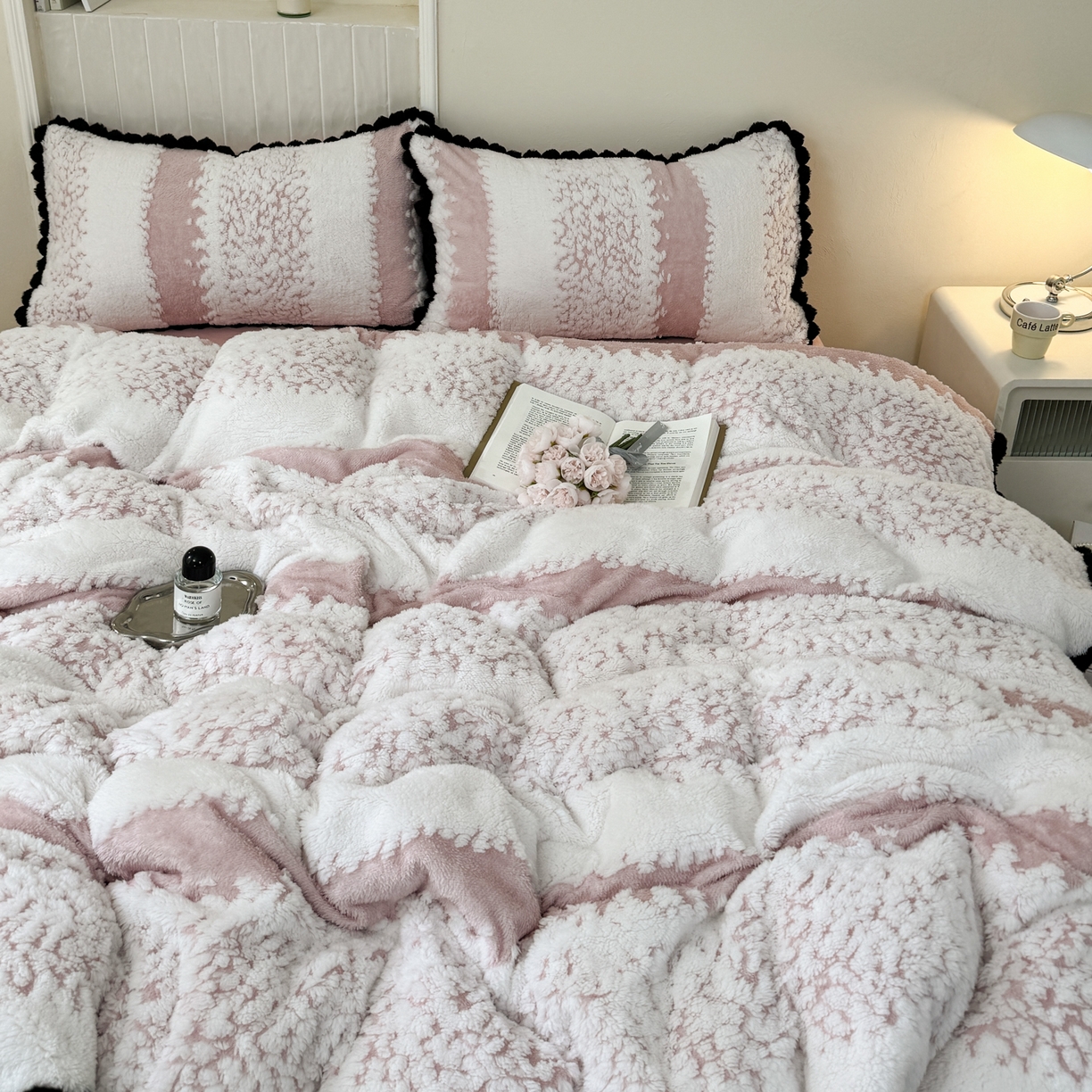 91家纺网 家纺一手货源 找家纺 潮邦创意家居 2025新款冬季阳离子提花云纹绒工艺四件套-绒眠小筑系列 绒眠小筑-清新粉