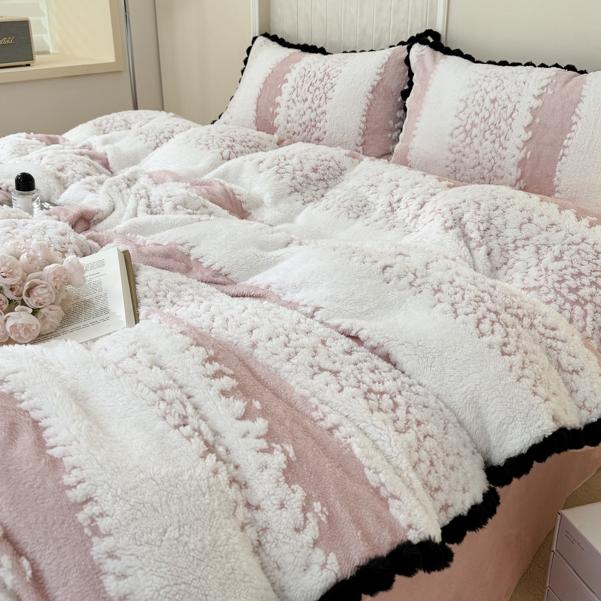 91家纺网 家纺一手货源 找家纺 潮邦创意家居 2025新款冬季阳离子提花云纹绒工艺四件套-绒眠小筑系列 绒眠小筑-清新粉