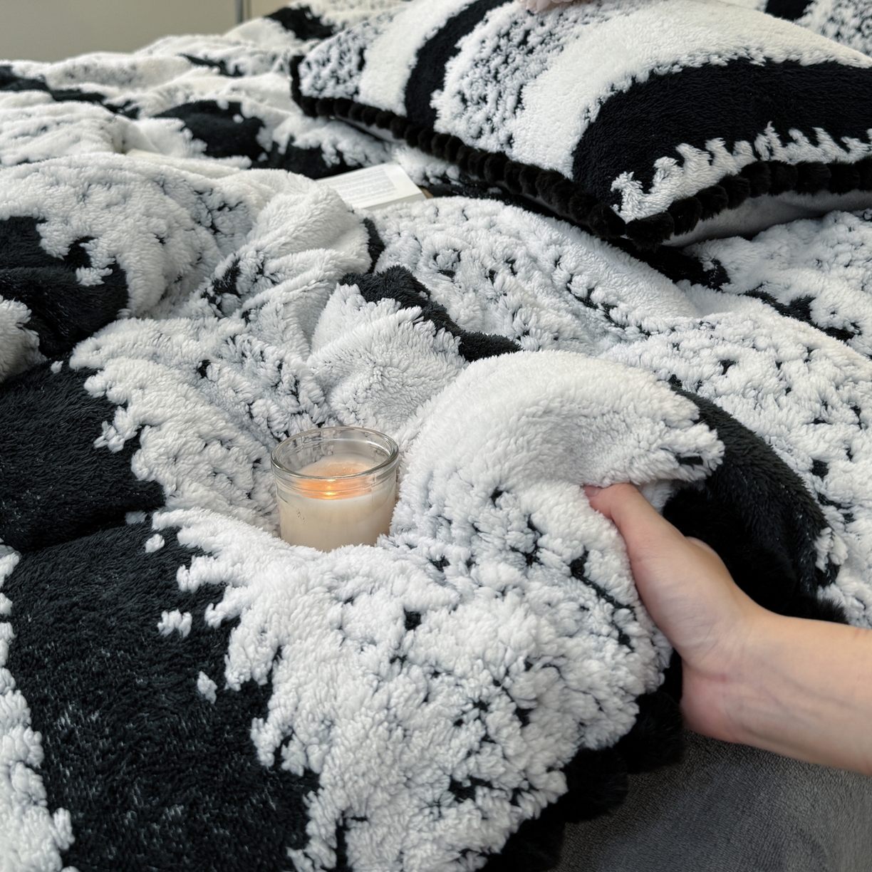 91家纺网 家纺一手货源 找家纺 潮邦创意家居 2025新款冬季阳离子提花云纹绒工艺四件套-绒眠小筑系列 绒眠小筑-耀黑