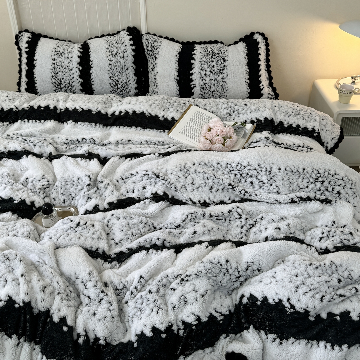 91家纺网 家纺一手货源 找家纺 潮邦创意家居 2025新款冬季阳离子提花云纹绒工艺四件套-绒眠小筑系列 绒眠小筑-耀黑