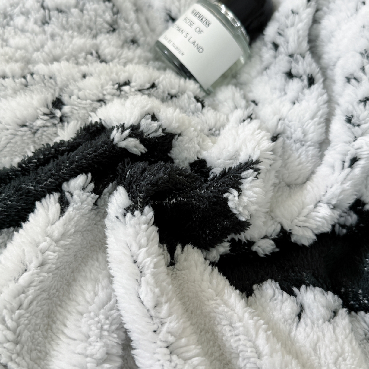 91家纺网 家纺一手货源 找家纺 潮邦创意家居 2025新款冬季阳离子提花云纹绒工艺四件套-绒眠小筑系列 绒眠小筑-耀黑