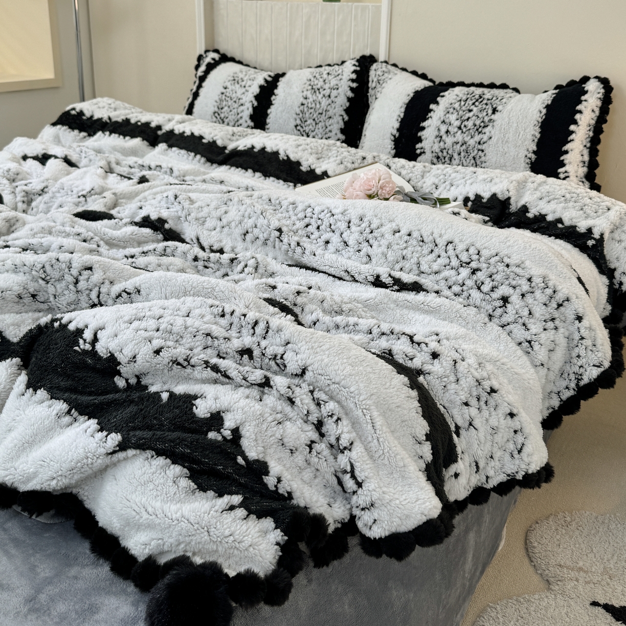 91家纺网 家纺一手货源 找家纺 潮邦创意家居 2025新款冬季阳离子提花云纹绒工艺四件套-绒眠小筑系列 绒眠小筑-耀黑