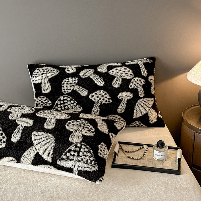 91家纺网 家纺一手货源 找家纺 七七家纺 2025新款牛奶绒微米绒毛绒保暖四件套-墨画系列 蘑菇幻梦