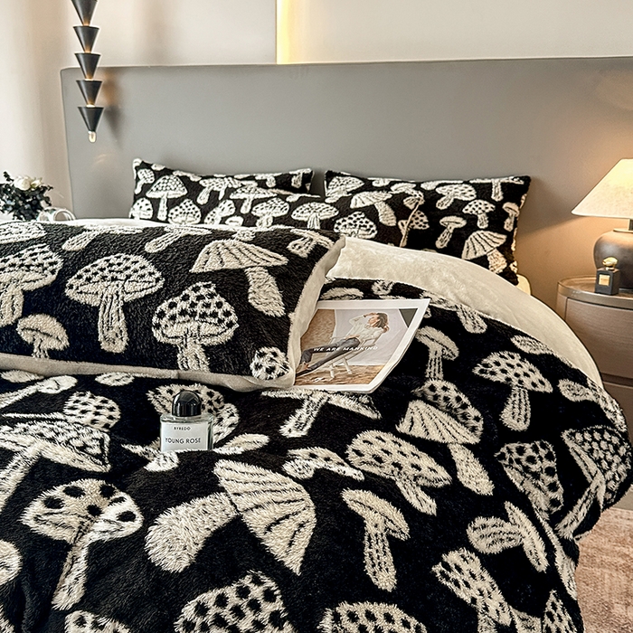 91家纺网 家纺一手货源 找家纺 七七家纺 2025新款牛奶绒微米绒毛绒保暖四件套-墨画系列 蘑菇幻梦